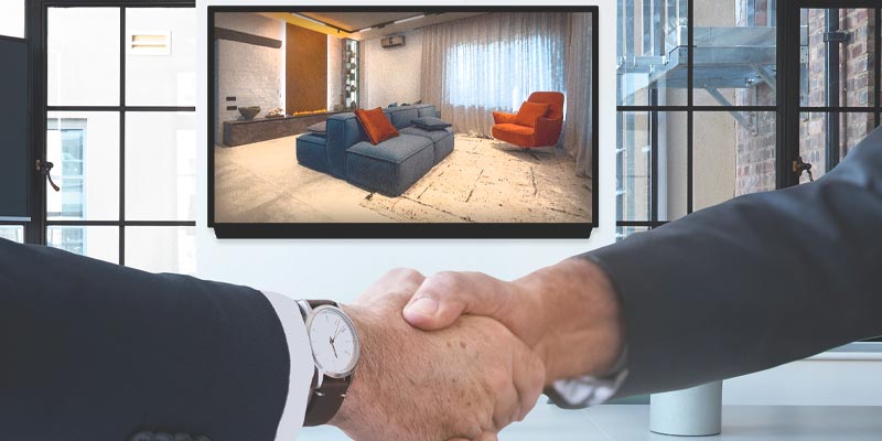 фото Клиент принимает работу у мастера