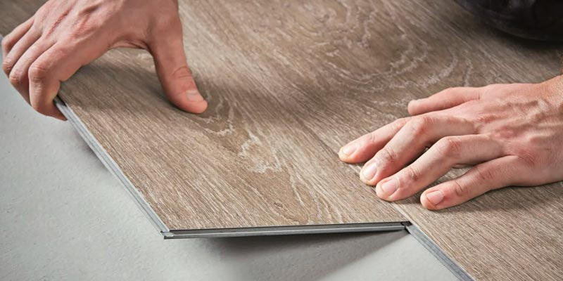 фото мастер укладывает напольные покрытия