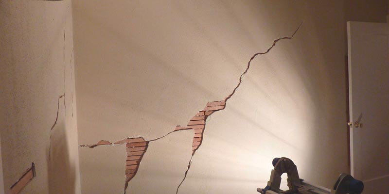 фото трещин и неровных стен при ошибке ремонта