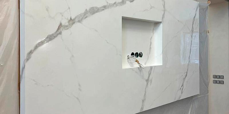 фото стены с декоративной штукатуркой и художественной росписью